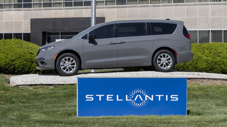 Chrysler Pacifica Select at the Stellantis Transmission plant. Chrysler offers the Pacifica with a 3.6L V6 engine.
