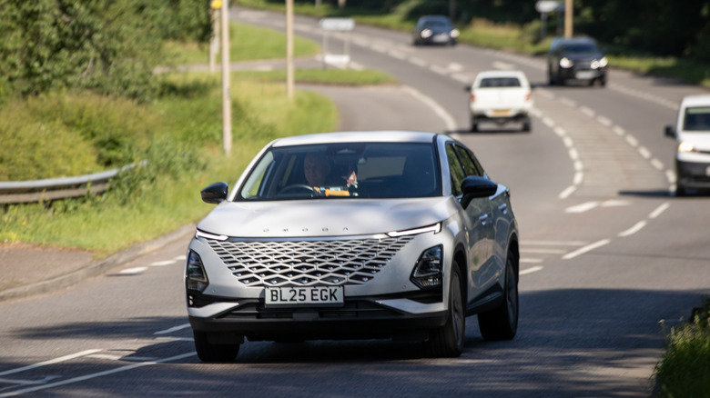Milton Keynes,Bucks,UK - June 22nd 2026: 2025 white Omoda 5 Comfort car driving on a British road  by: Sue Thatcher