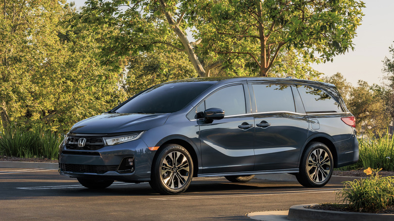 A blue Honda Odyssey