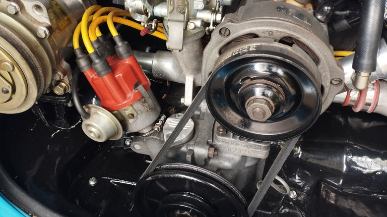 A four-cylinder air-cooled Volkswagen engine and its simple single accessory belt.