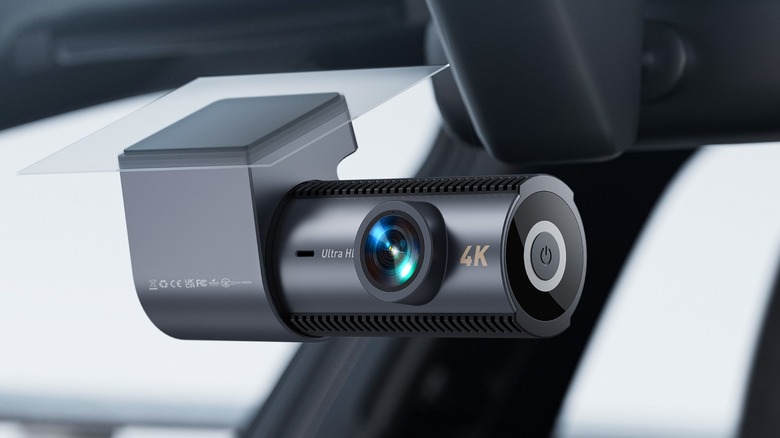 Cievie dash cam showing camera side on windshield