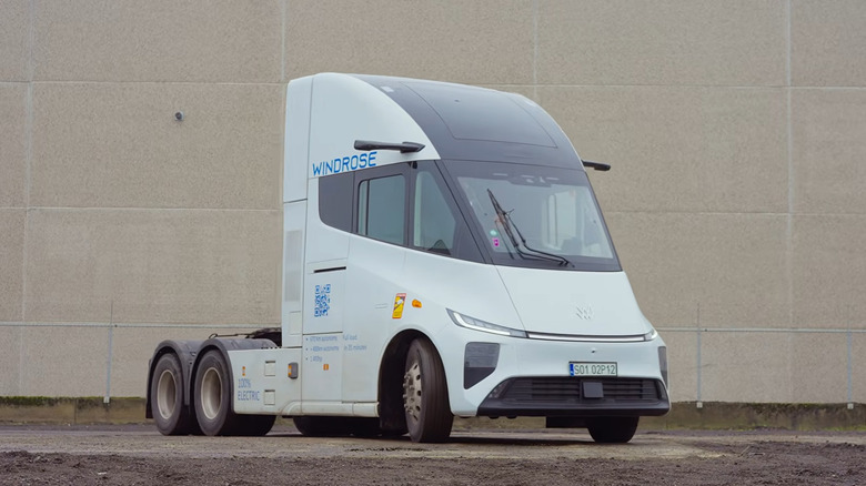Windrose E700 electric semi truck parked next to a building
