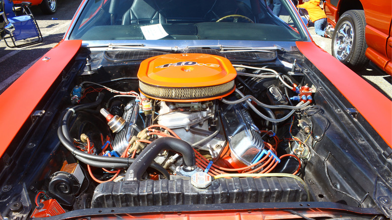 Photo of a 440 Six Pack V8, showing the 440+6 branding