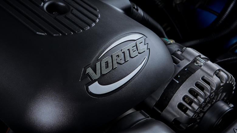 A closeup of the VORTEC logo on the engine cover in a Hummer H2