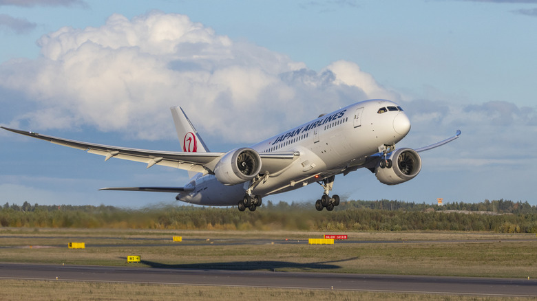 Visible wing flex on a Japan Airlines Boeing 787 Dreamliner while take off.