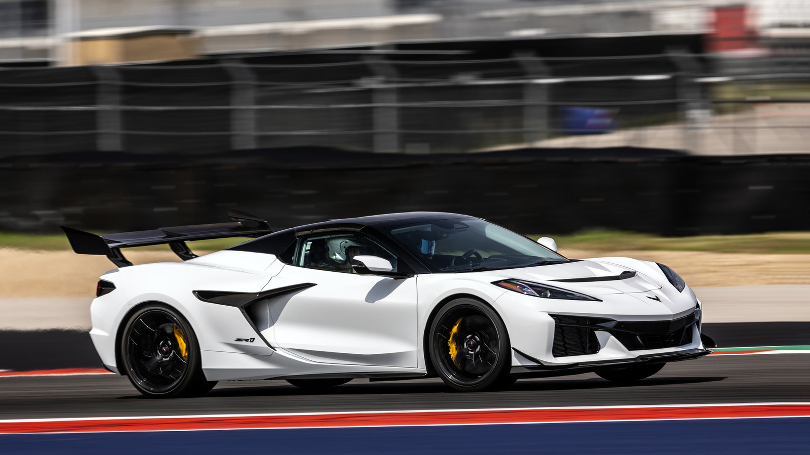 The Difference Between The Corvette Z06 LT6 And ZR1 LT7 V8s