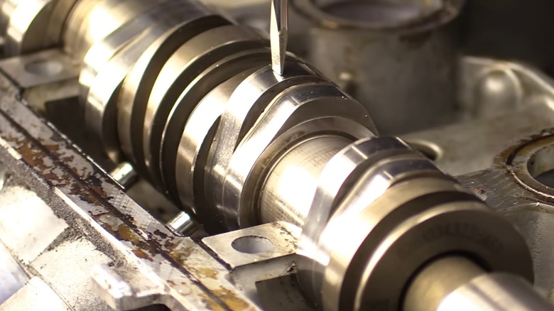 A closeup image of a VVL control with two profiles on spline along exhaust cam