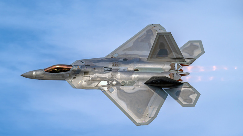 F-22 Raptor successful formation pinch it's 2 engines successful afterburner