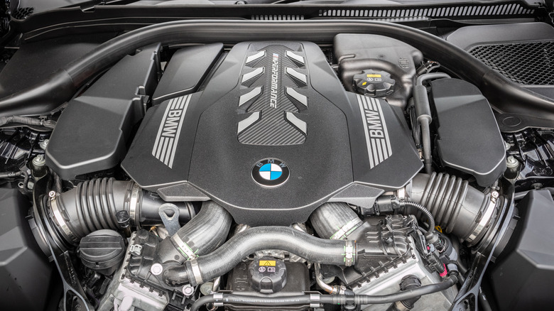 Engine bay of a BMW m550i