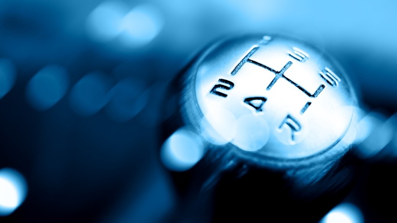 Car gear shifter for a five-speed manual gearbox