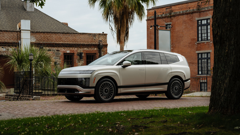 Hyundai Ioniq 9 parked in a courtyard