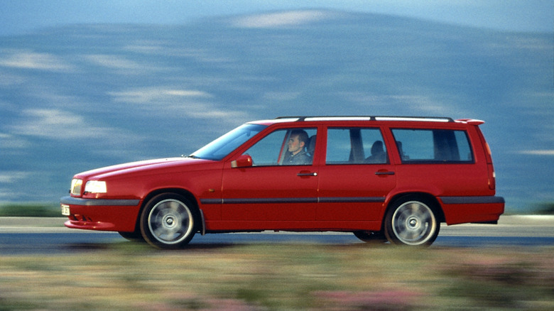 Volvo 850 R front-to-side view while driving at speed