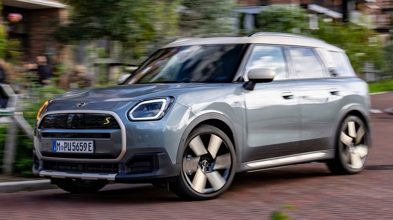 Mini Cooper Countryman gray front 3/4