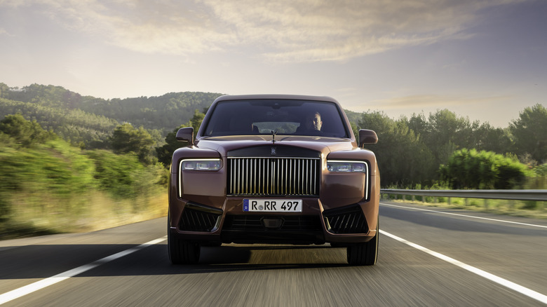 Front shot of a Rolls-Royce Cullinan Black Badge.