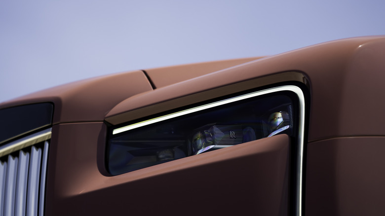 Headlight shot of a Rolls-Royce Cullinan Black Badge.