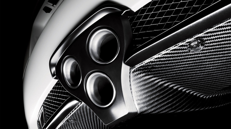 A closer view of the Lexus LFA's triple tailpipe design