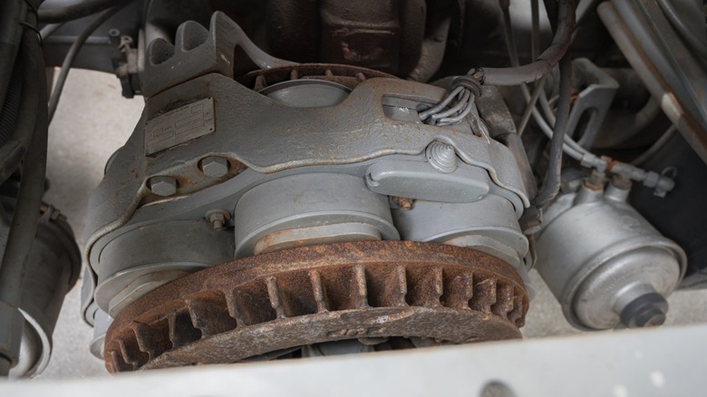 Electromagnetic brake in a cargo truck