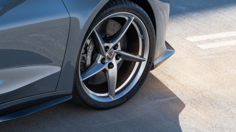 Close up view of aluminum wheel in a Pearl Nickel finish on the 2024 Chevrolet Corvette E-Ray 3LZ coupe in Seawolf Gray