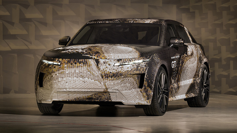 Front 3/4 view of a camouflaged Range Rover GT
