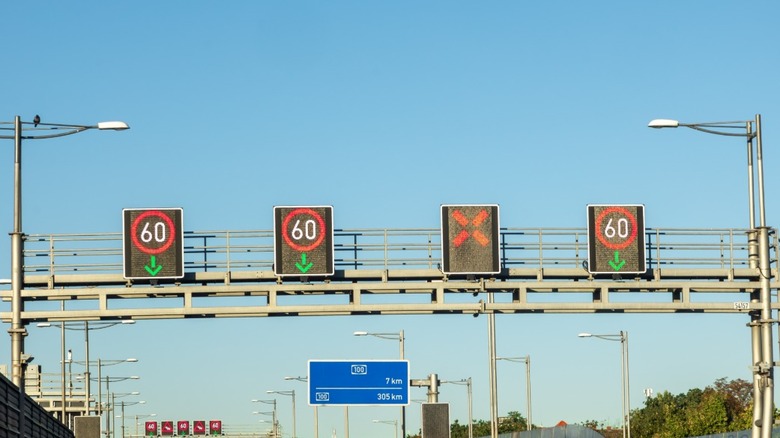 Smart road with dynamic speed limits and lanes