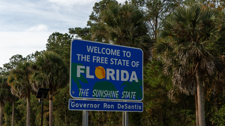 A road sign welcomes motorists to the state of Florida