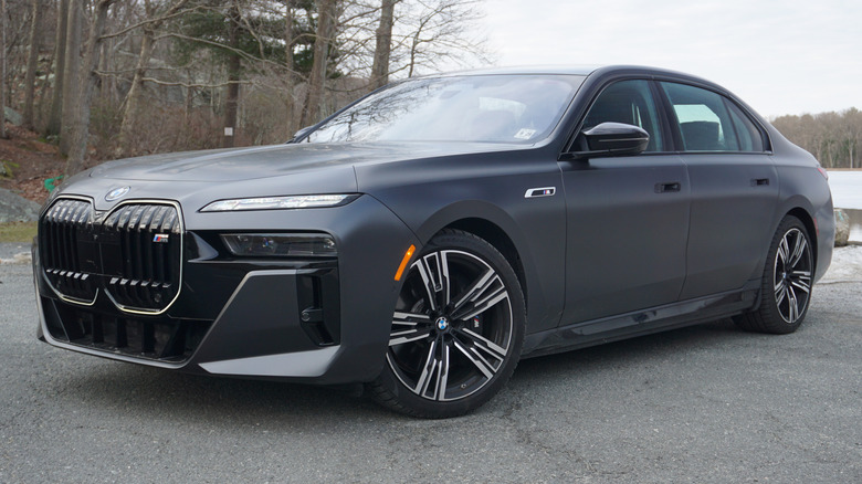 2027 BMW i7 M70 front 3/4 view