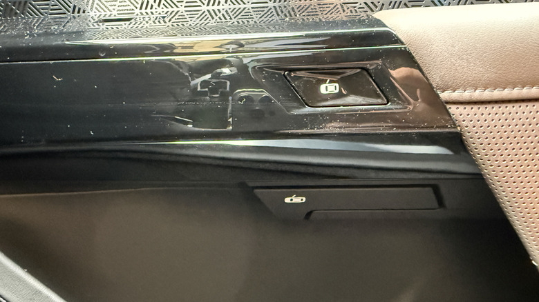 2027 BMW i7 M70 manual door opener