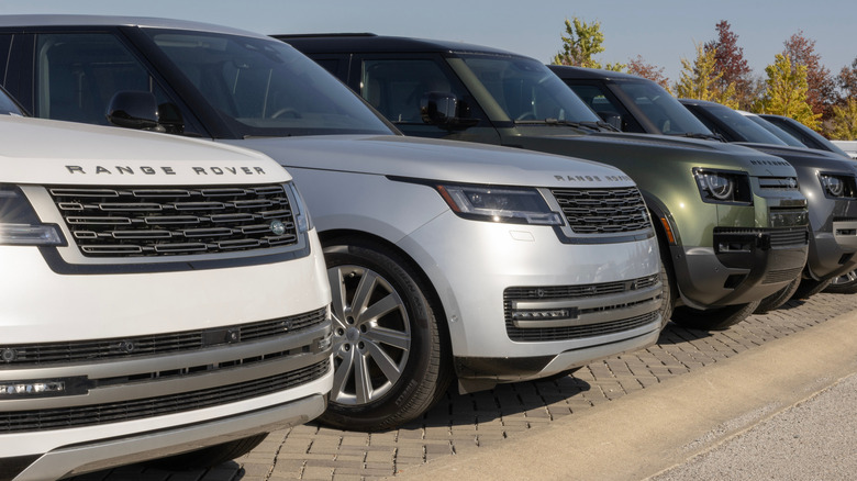 Range Rovers on display on a dealership lot.