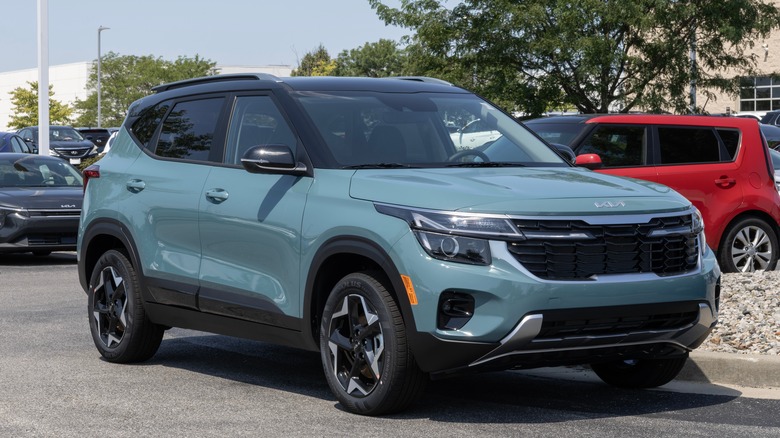 A blue Kia Seltos parked in a lot.
