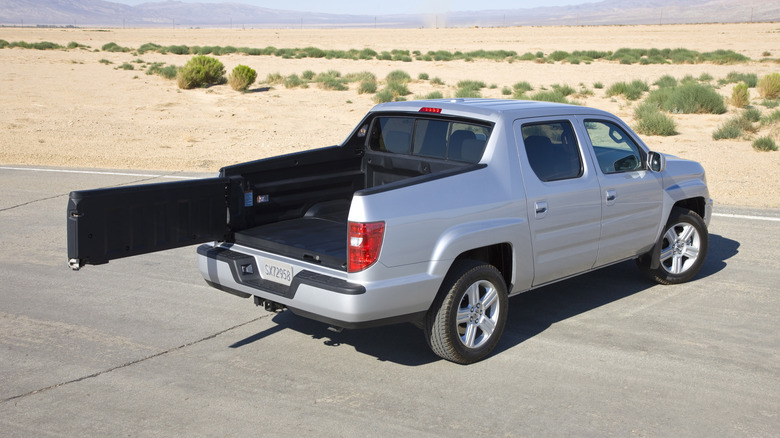 Medium-wide shot of first-gen Honda Ridgeline Dual-Action Tailgate.