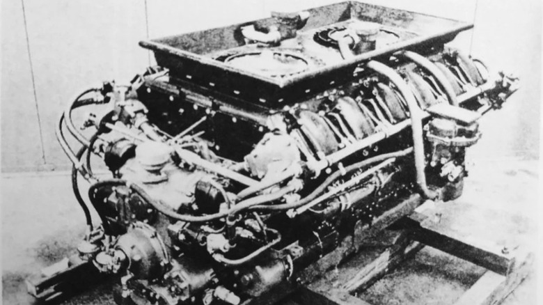 An old original black and white image of a 1946 Continental AV-1790 hemi tank engine.