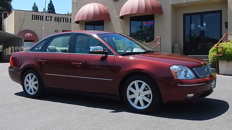 Front-side shot of a Ford Five Hundred.