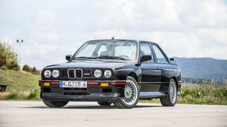 Front 3/4 view of a BMW E30 M3