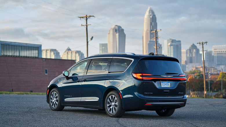A rear 3/4 of the 2025 Chrysler Pacifica Plug-in Pinnacle