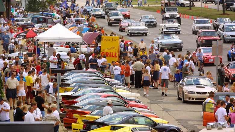 Cars, spectators, and food stalls at Woodward Dream Cruise