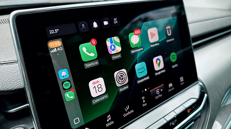 An automotive infotainment system with Apple CarPlay loaded.