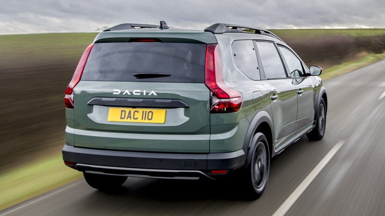 Dacia Jogger driving on a highway with a blurry background of grass and bushes