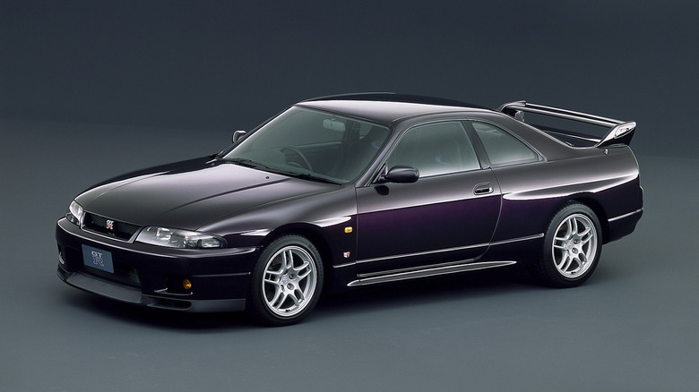 Front 3/4 view of a purple Nissan R33 Skyline GT-R