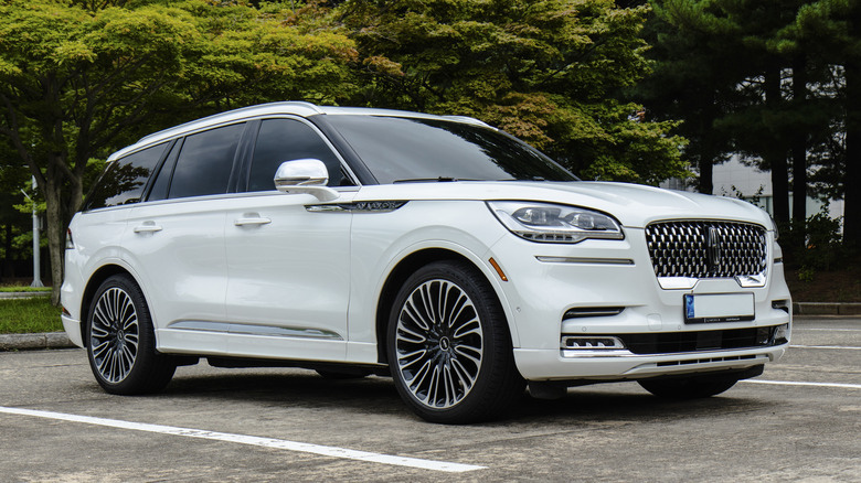 A white Lincoln Aviator sitting in a parking lot.