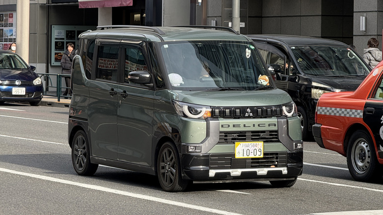 Front 3/4 view of a green Mitsubishi Delica kei van