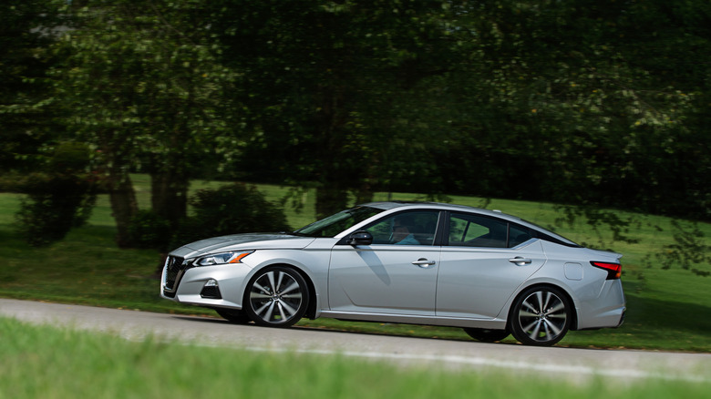 One of the kings of CVT-powered vehicles: A Nissan Altima in Silver on a parkway road.