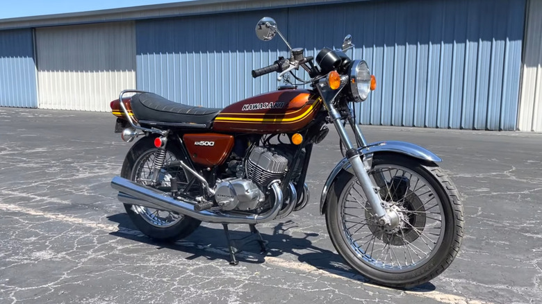 The cool '70s stylings of a red 1976 Kawasaki KH500.