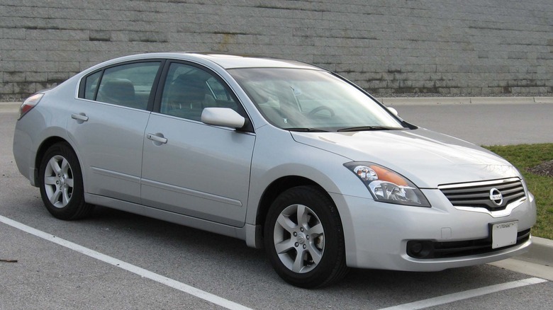 A silver 2007 Nissan Altima in a parking lot