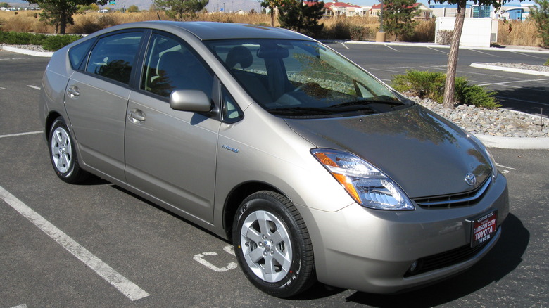 A pearl 2009 Toyota Prius in the parking lot