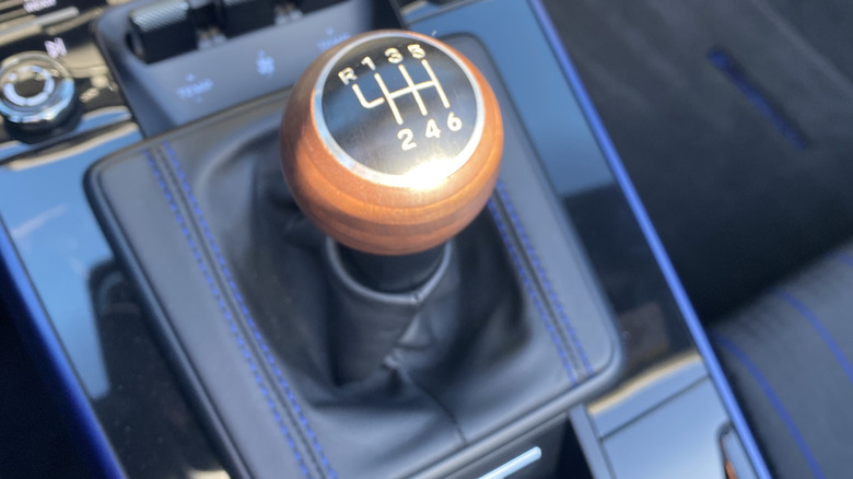 A close-up shot of the 911 T's wooden shift knob showing the 6-speed shift pattern