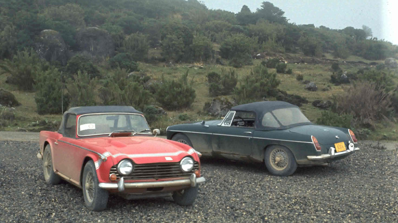 An MGB and a Triumph connected nan Cerro de la Muerte upland pass