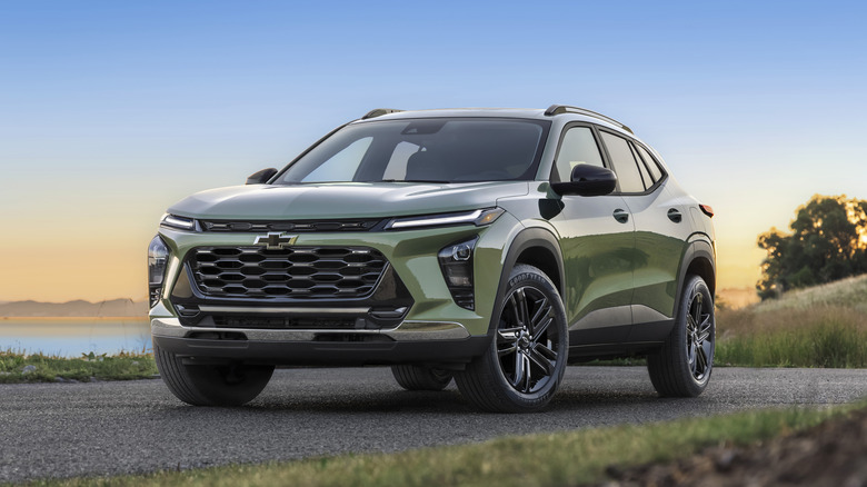 Front 3/4 view of a green Chevrolet Trax