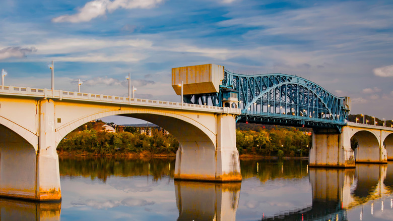 The Market Street Bridge (John Ross Bridge) was part of The Dixie Highway and spans the Tennessee River between downtown Chattanooga, Tennessee, and the Northshore District.