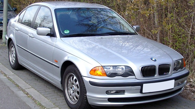 2000 BMW E46 parked by some trees