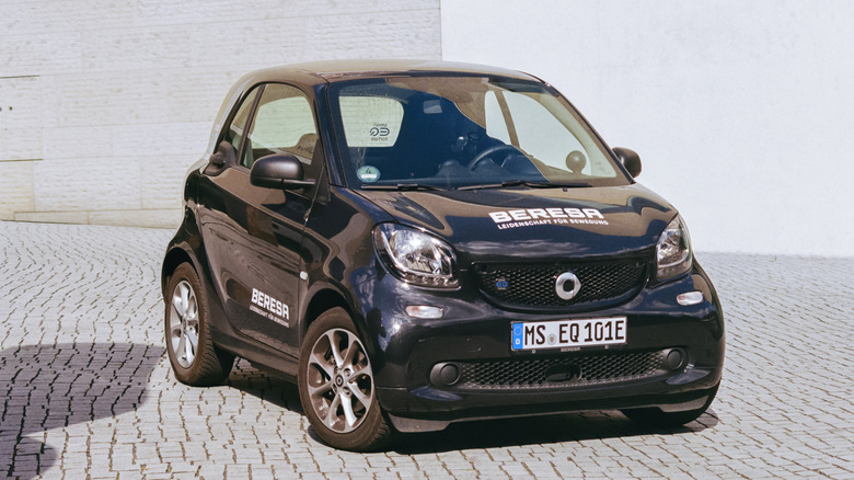 A achromatic Smart ForTwo from nan front